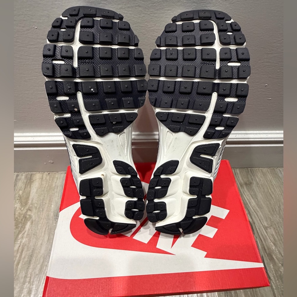 Nike Air Zoom Vomero 5 - Picture 15 of 16